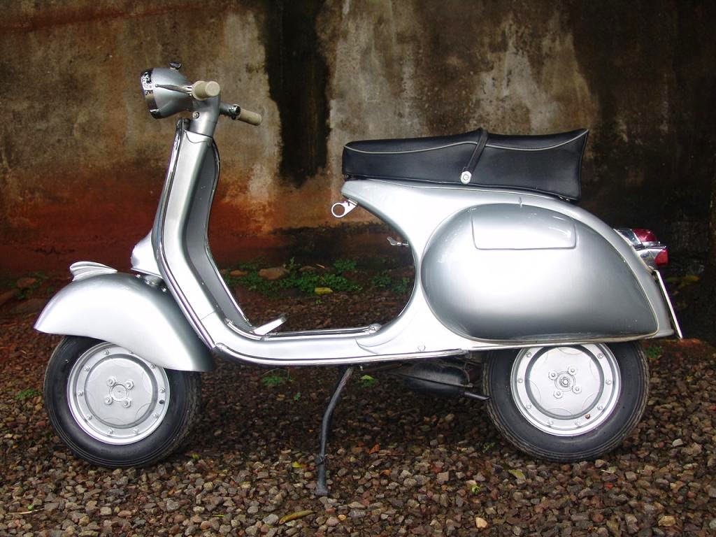 Vespa GS 150 Silver – front view